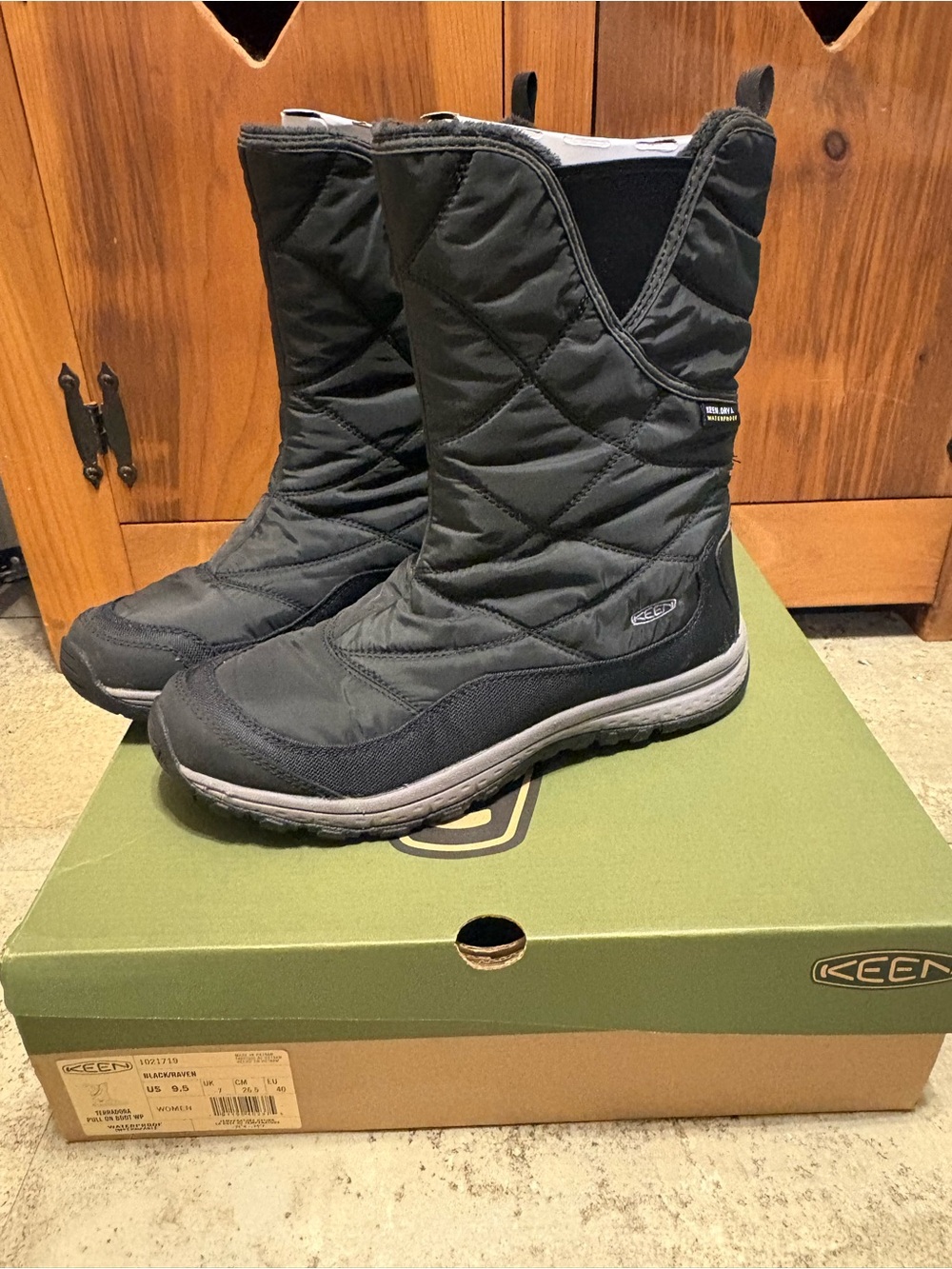 KEEN TERRADORA PULL ON WINTER BOOTS 9.5 NEW